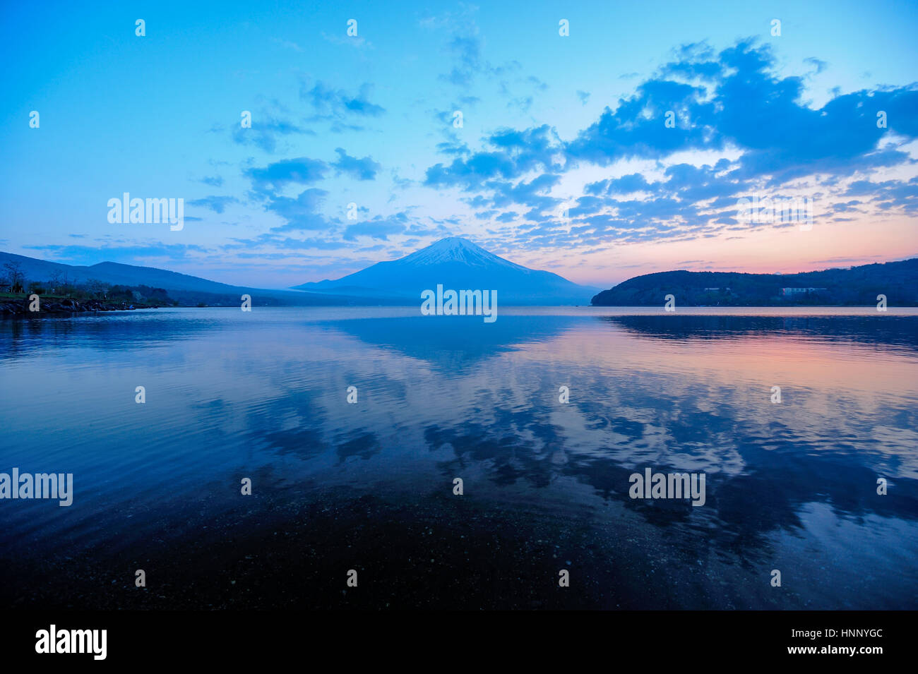 Mt.Fuji et Yamanaka lac au crépuscule Banque D'Images