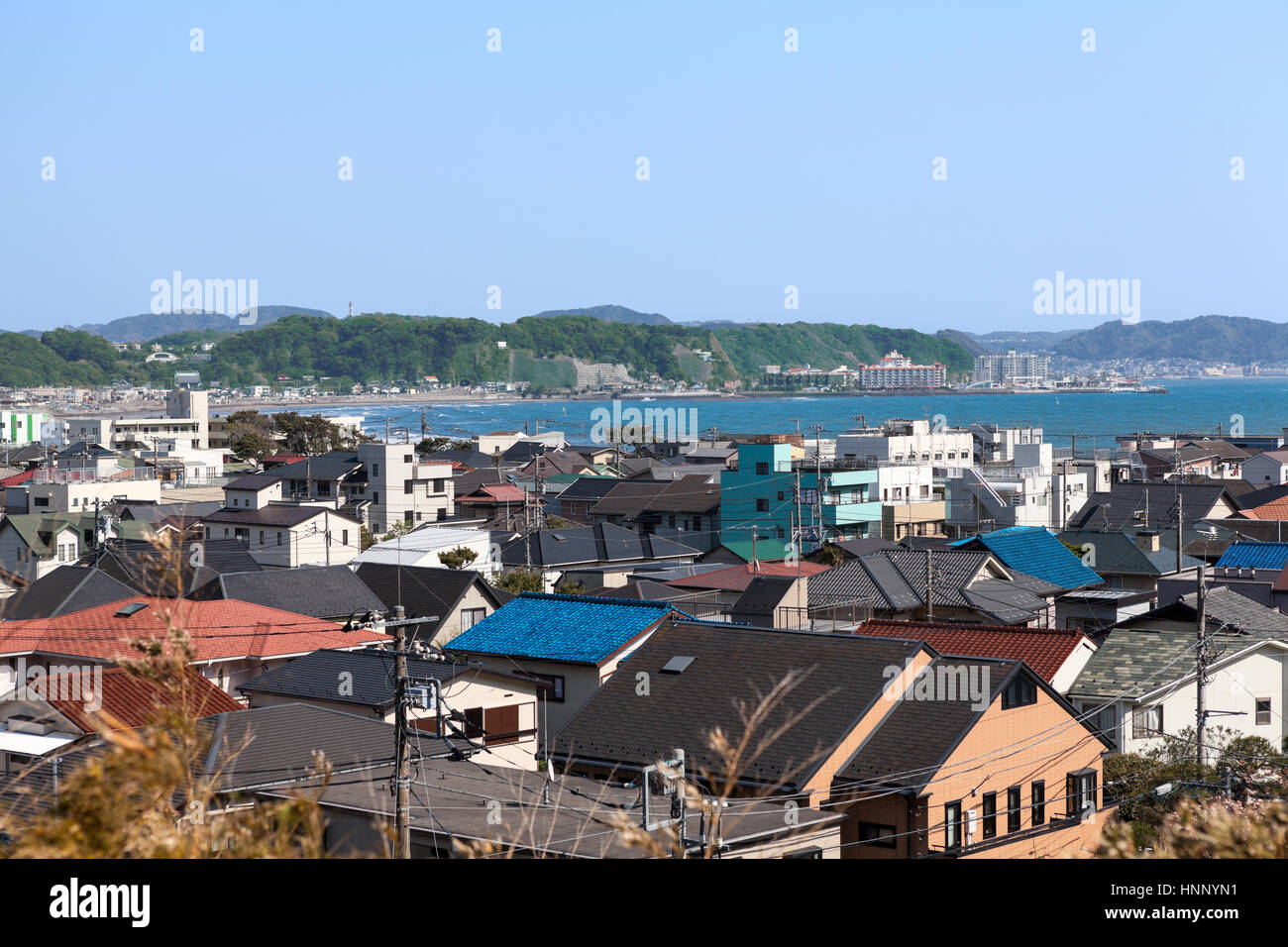 KAMAKURA, JAPON - CIRCA avr 2013 : vue d'en haut à la ville de Kamakura. Maisons aux toits de couleur sont sur la côte de Pasific océan. Kamakura est un petit t Banque D'Images