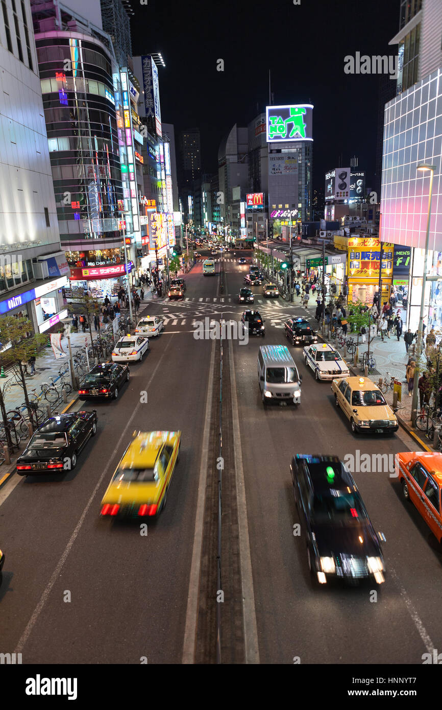 TOKYO, JAPON - CIRCA APR, 2013 : les véhicules de route sur route. Publicité lumineuse bannières sont sur les façades de bâtiments. La vie nocturne est dans les rues de Shinju Banque D'Images