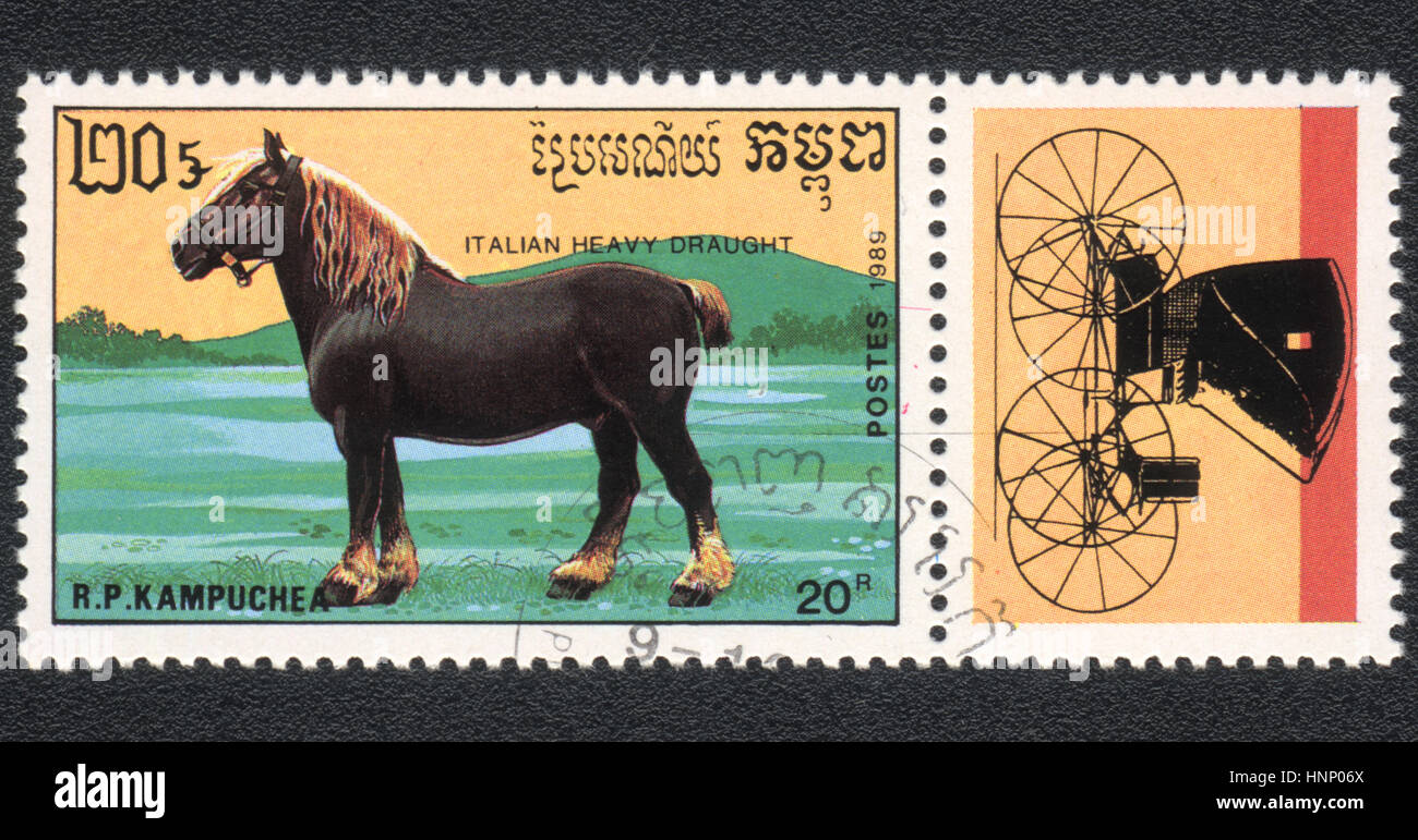 Un timbre-poste imprimé en R.P. Kampuchea montre une forte traction Italienne, chevaux de trait et l'Entraîneur 1989 Banque D'Images