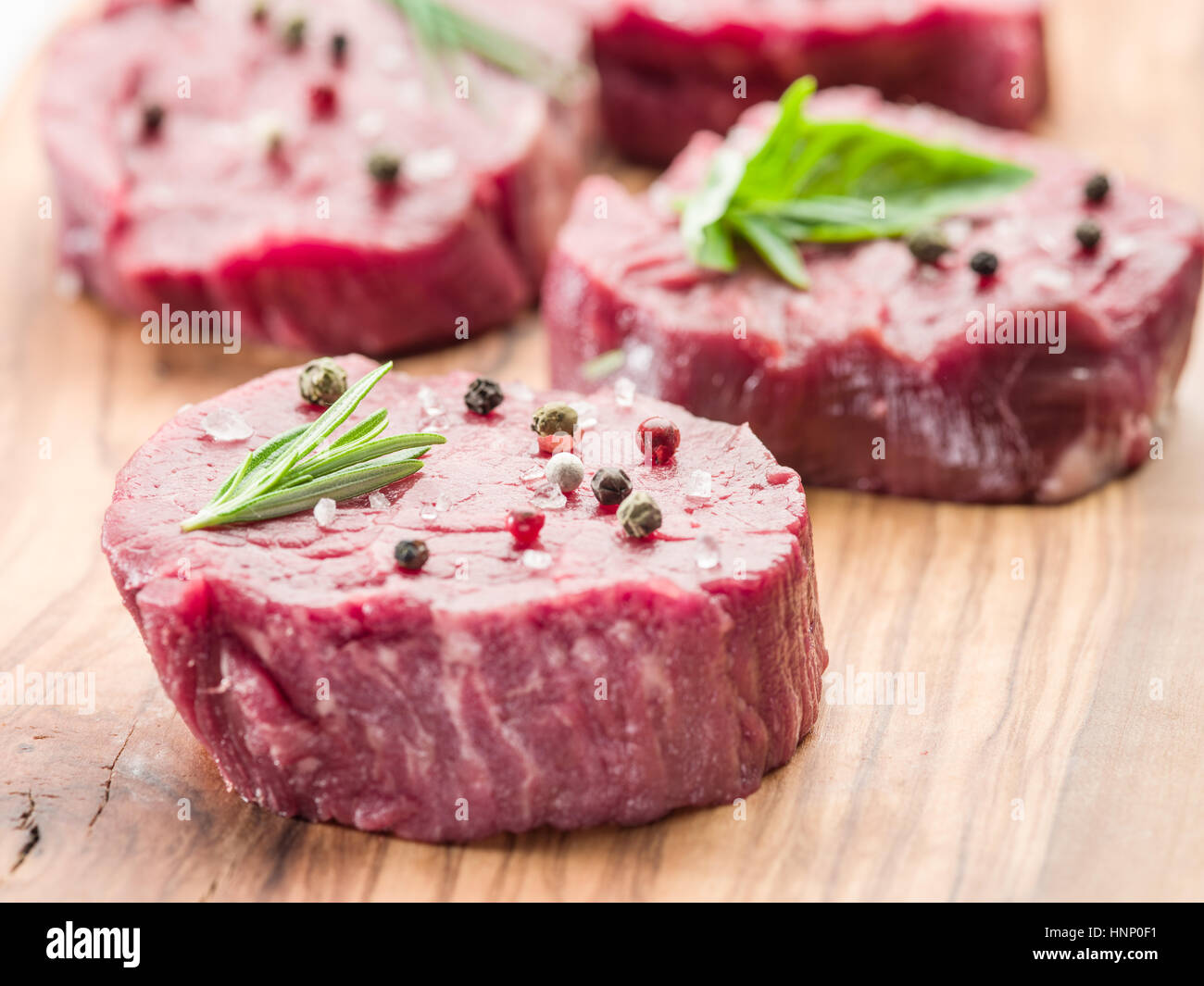 Morceaux de filet de boeuf sur la planche à découper en bois. Banque D'Images