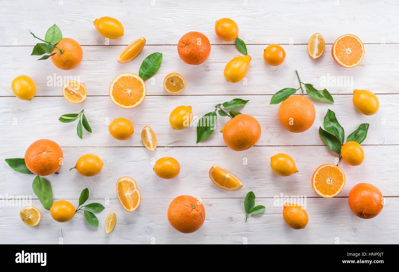 Les citrons et les oranges mûres sur la table en bois blanc. Vue d'en haut. Banque D'Images