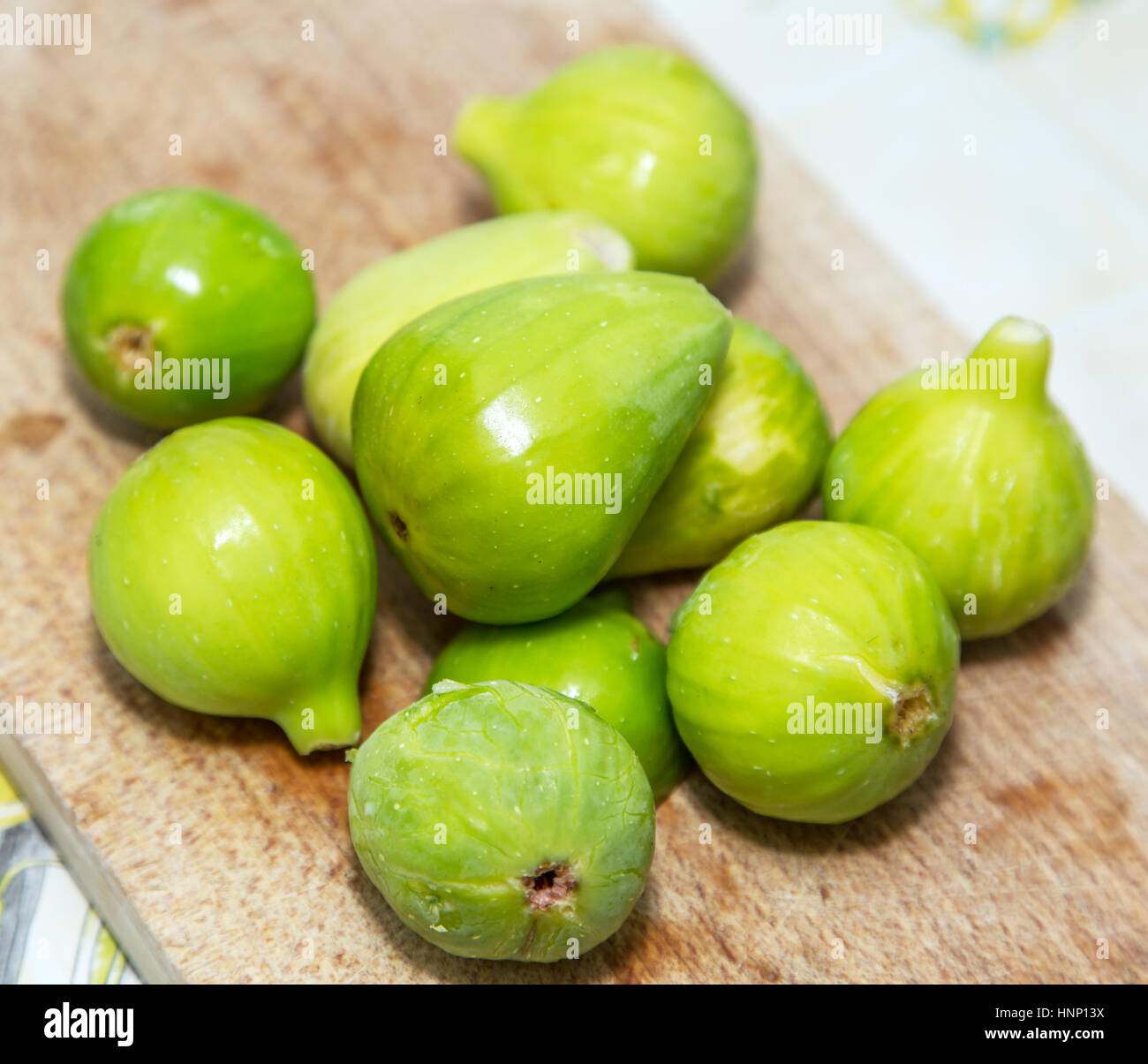 Fruits mûrs fig sur la planche à découper en bois. Banque D'Images