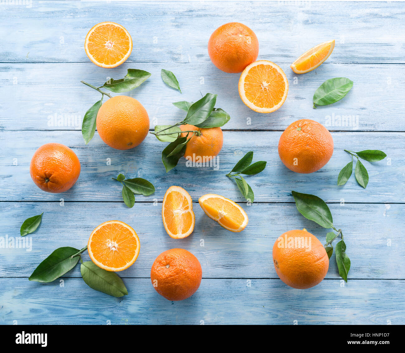 Venu des oranges sur la table en bois bleu. Vue d'en haut. Banque D'Images