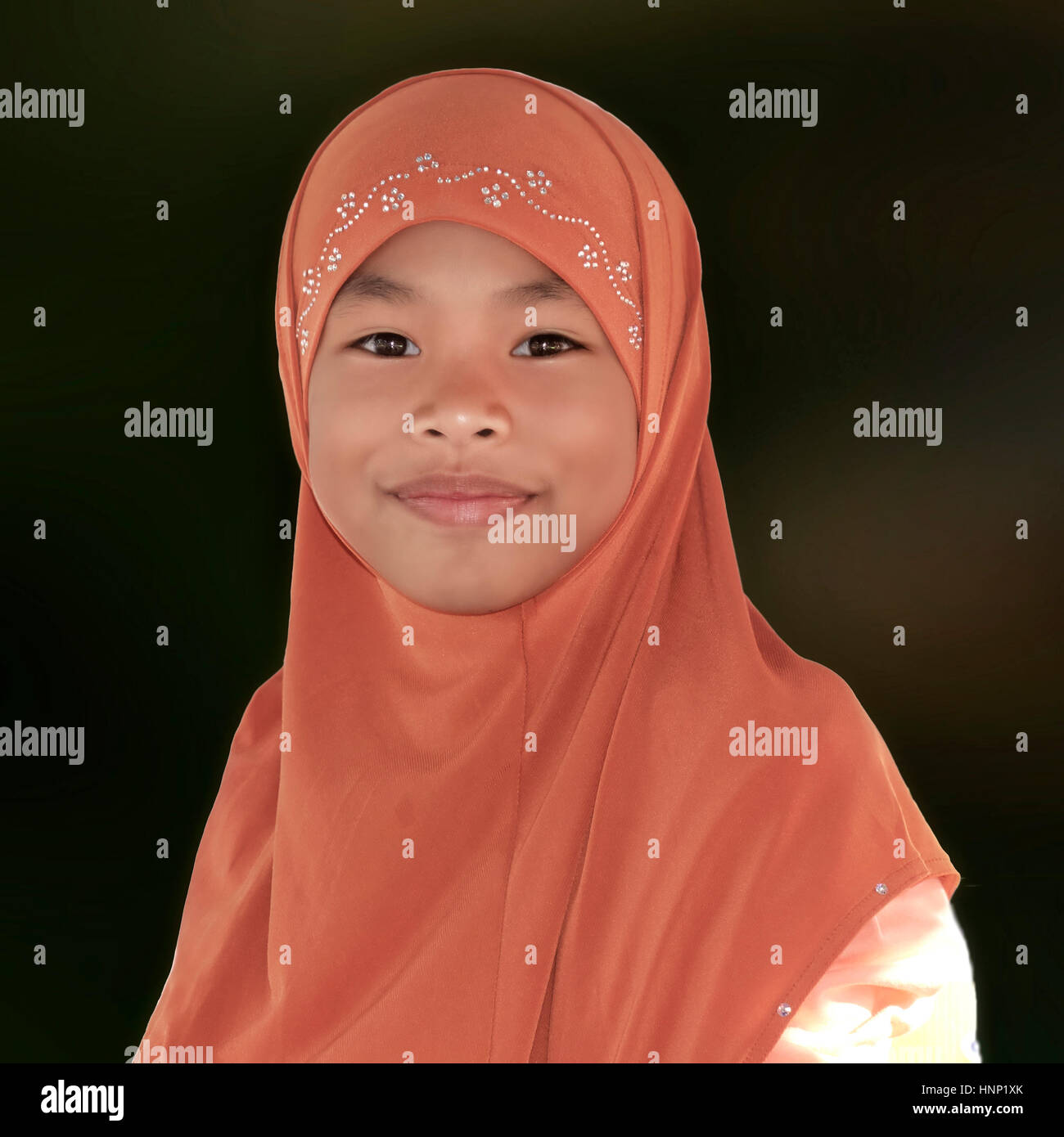 Portrait d'un jeune enfant musulman portant un hijab. Girl Khimar. Fond uni. Les gens de la Thaïlande, en Asie du sud-est Banque D'Images