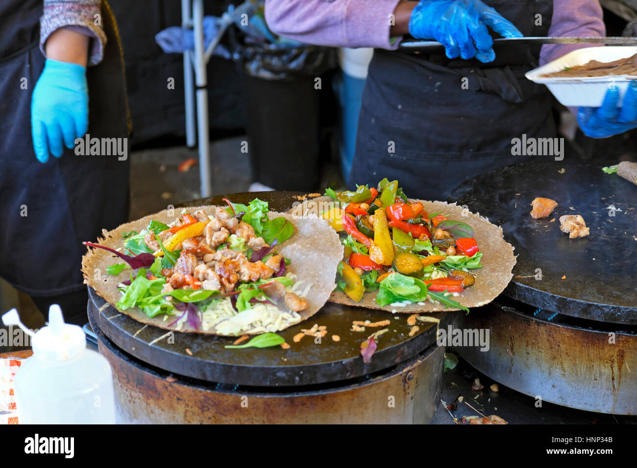 L'alimentation de rue maison en vente sur un étal au marché de rue Whitecross à midi dans London EC2 KATHY DEWITT Banque D'Images