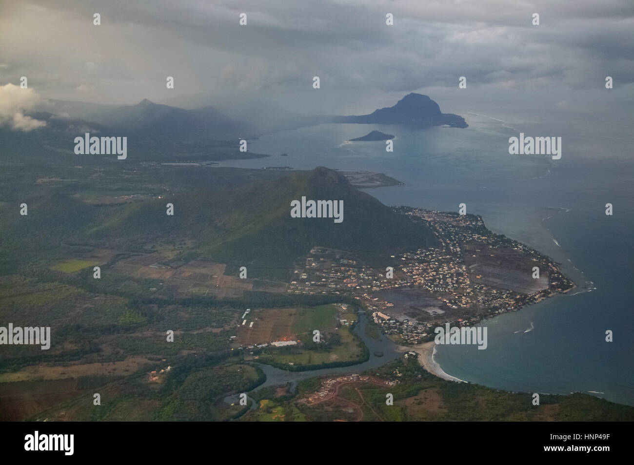 MUS, Maurice vol LTU, nuages, au sud-ouest de l'île, Maurice, LTU vol, le ciel de l'île, antenne de l'Ile Maurice, les montagnes, l'océan,MUS Banque D'Images