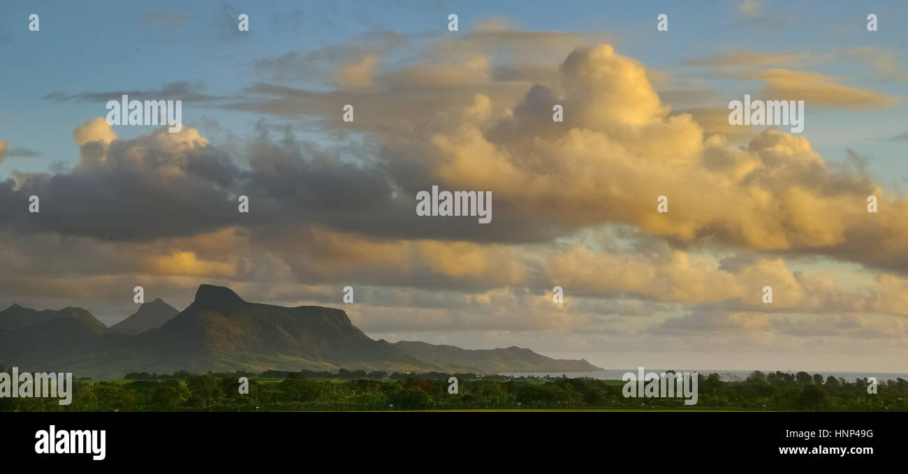 MUS, Maurice vol LTU, nuages, au sud-ouest de l'île, Maurice, LTU vol, le ciel de l'île, antenne de l'Ile Maurice, les montagnes, l'océan,MUS Banque D'Images