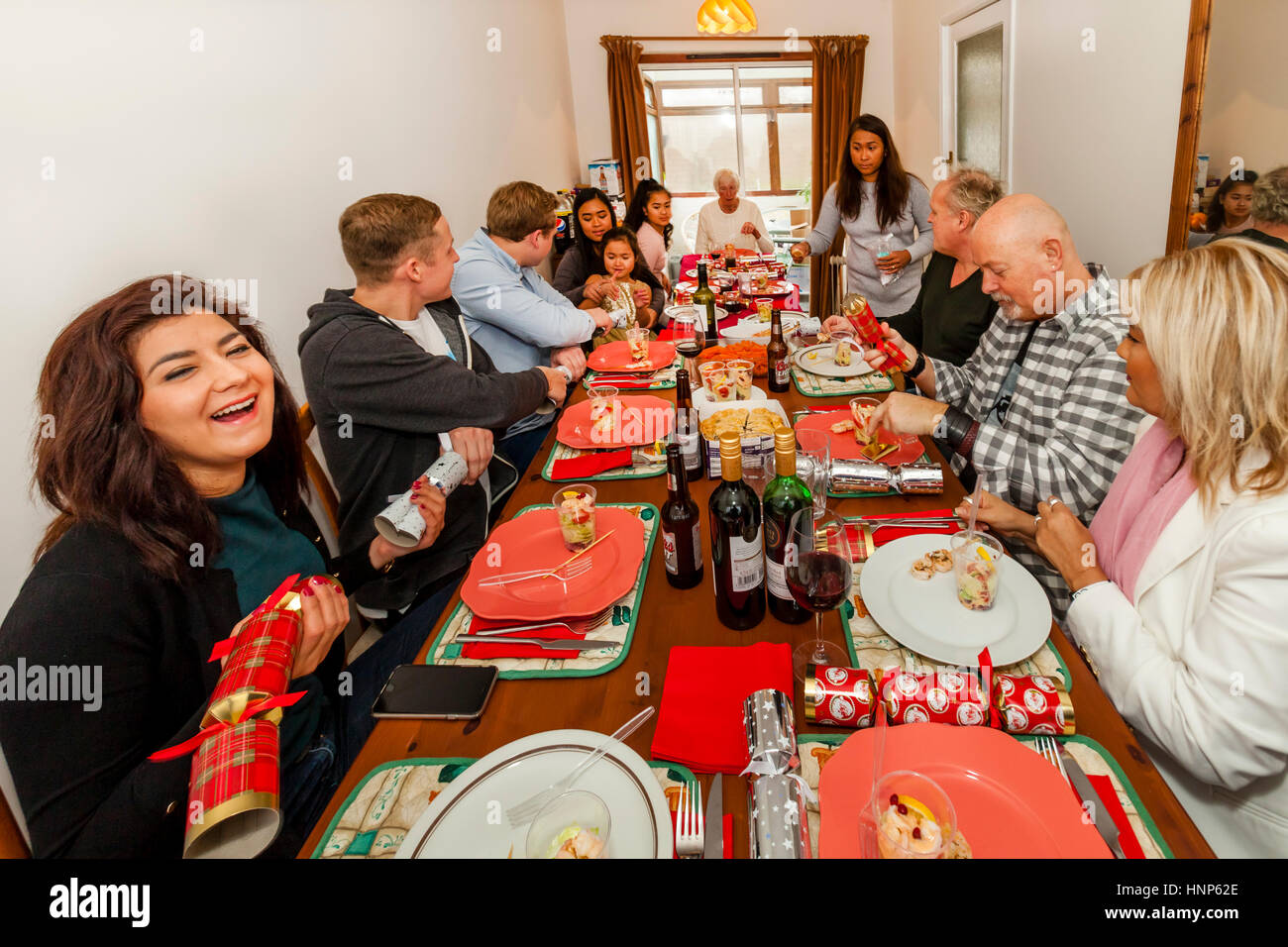 Une famille ethnique s'asseoir d'un traditionnel repas de Noël, Sussex, UK Banque D'Images