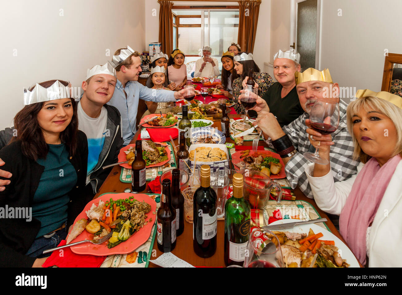 Une famille ethnique s'asseoir d'un traditionnel repas de Noël, Sussex, UK Banque D'Images