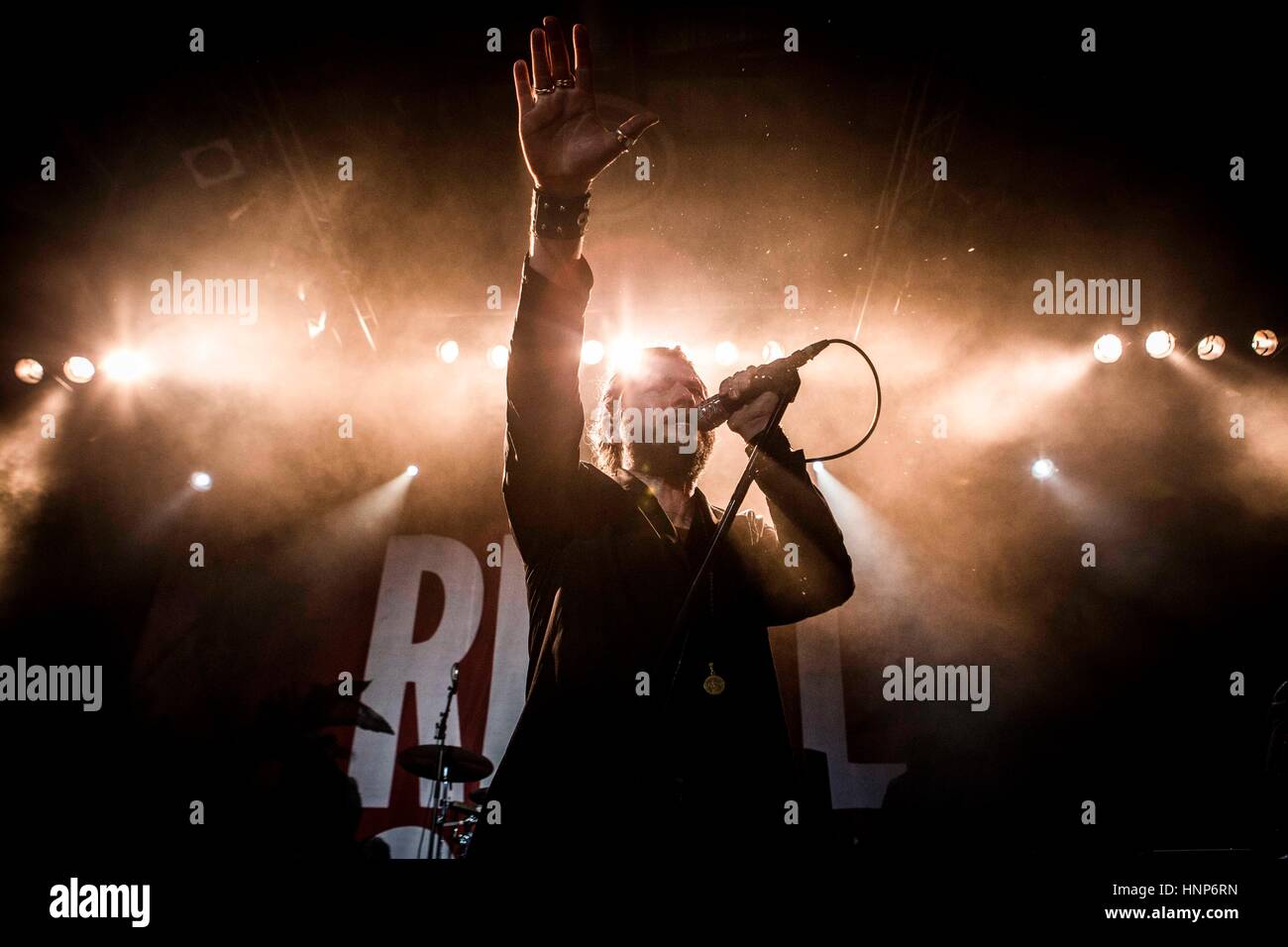 Milan, Italie. 14Th Feb 2017. Jay Buchanan du groupe de rock américain rival Sons représentés sur scène comme ils font à Alcatraz Milan Italie. Credit : Roberto Finizio/Pacific Press/Alamy Live News Banque D'Images