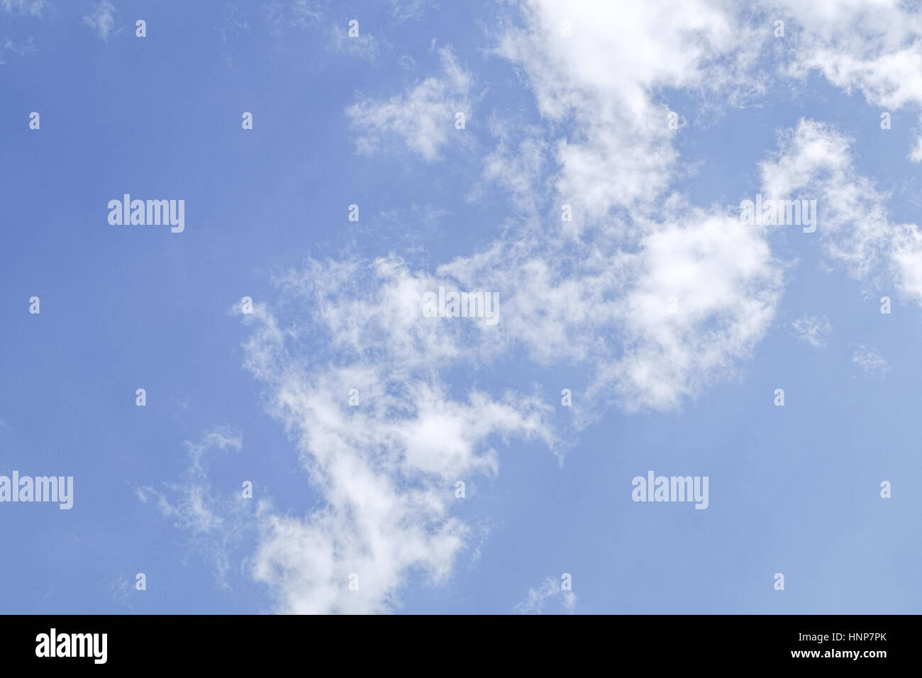 Ciel nuageux en journée ensoleillée. Banque D'Images