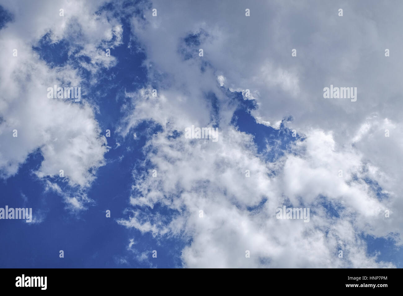 Ciel nuageux en journée ensoleillée. Banque D'Images