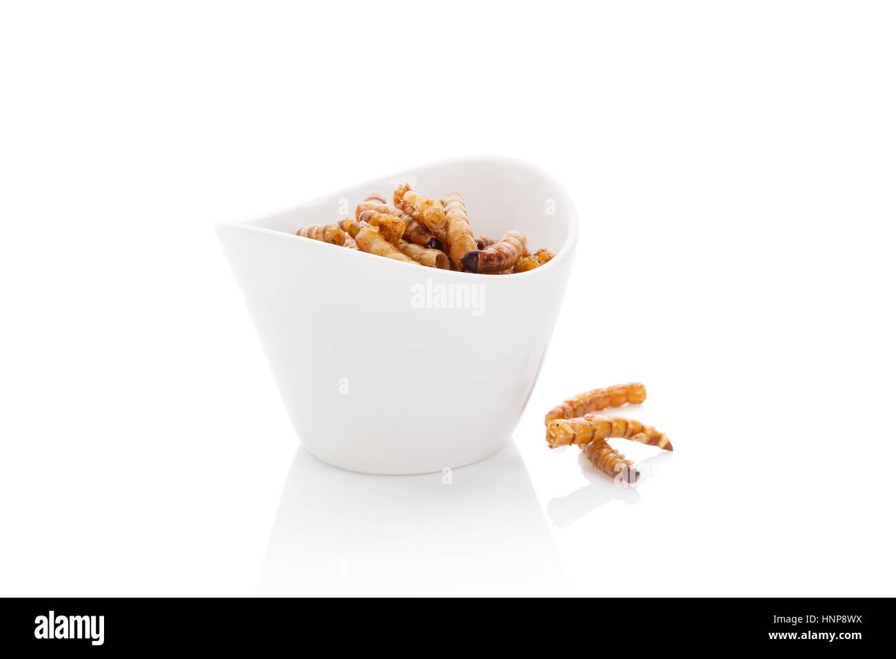 Les vers blancs frits en bambou bol isolé sur fond blanc. Snack-asiatiques traditionnelles. Banque D'Images