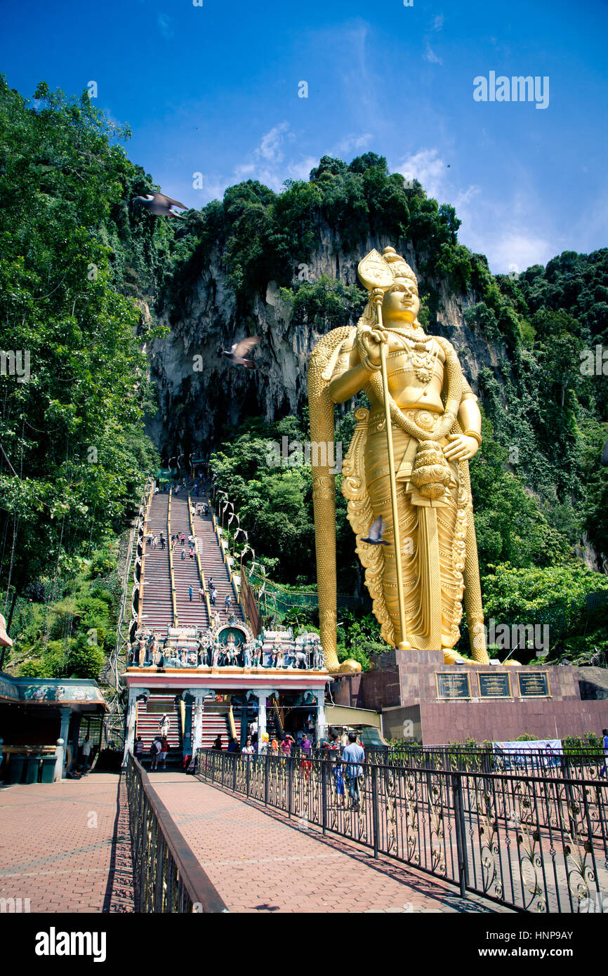 Grottes de Batu, Selangor, Malaisie - 24 novembre : Lord Murugan statue devant l'entrée de la ville sainte de Batu Caves. Banque D'Images