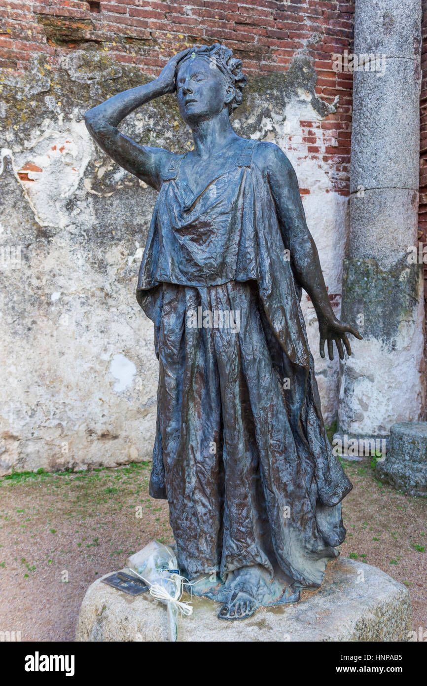 Merida, Badajoz Province, Estrémadure, Espagne. Théâtre romain. Statue de Margarita Xirgu, également Margarida Xirgu, 1888 - 1969. Comédienne espagnole. Banque D'Images