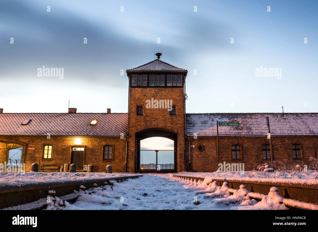 Entrée principale du camp de concentration nazi d'Auschwitz-Birkenau, en Pologne, Banque D'Images