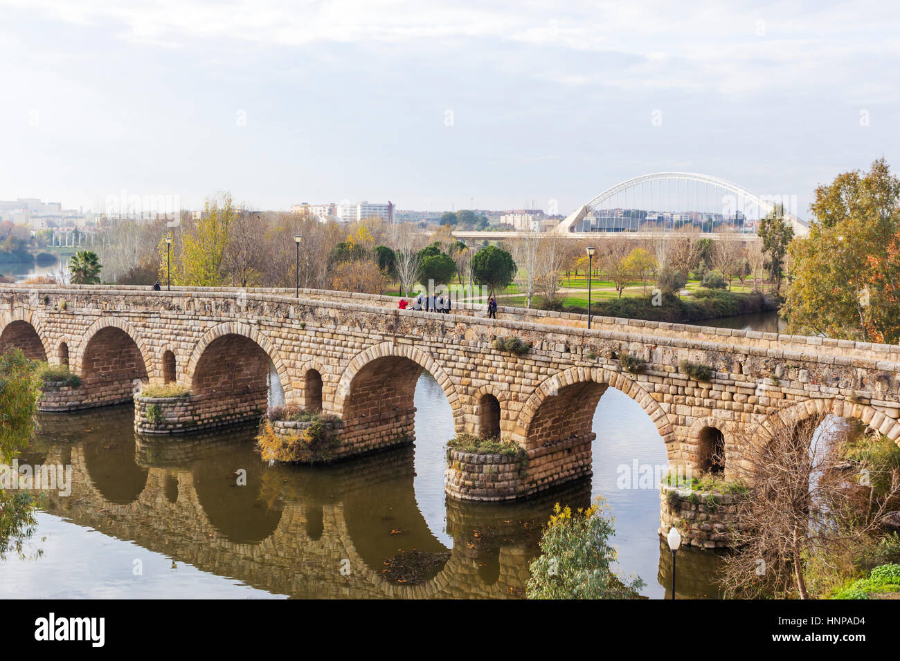 Merida, Badajoz Province, Estrémadure, Espagne. Le Puente Romano ou pont romain sur le fleuve Guadiana. Banque D'Images