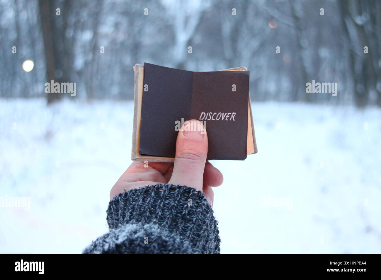 Découvrez idée, voyageur tient un livre dans sa main avec l'inscription Banque D'Images