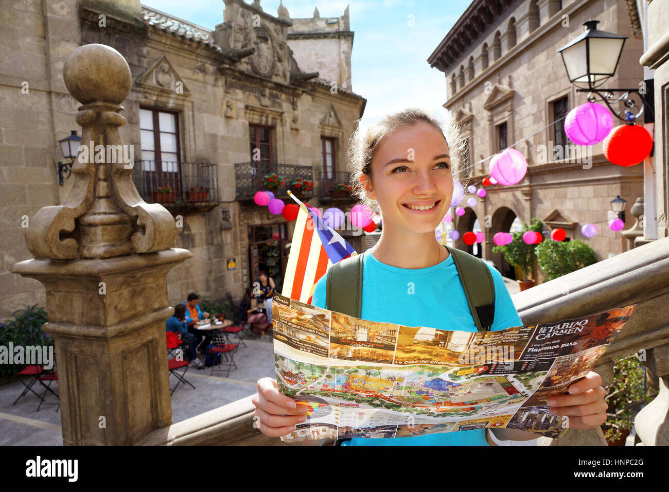 Voyages en Espagne. Les touristes détenteurs d'une carte de voyage. Smiling girl à marcher le long des rues d'espagnol à Valence Banque D'Images