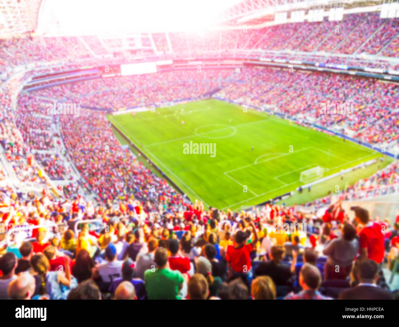 Foot- football fans acclamer leur équipe et célébrer objectif en stade avec plein air libre avec un éclairage lumineux -Faisceau floue. Banque D'Images