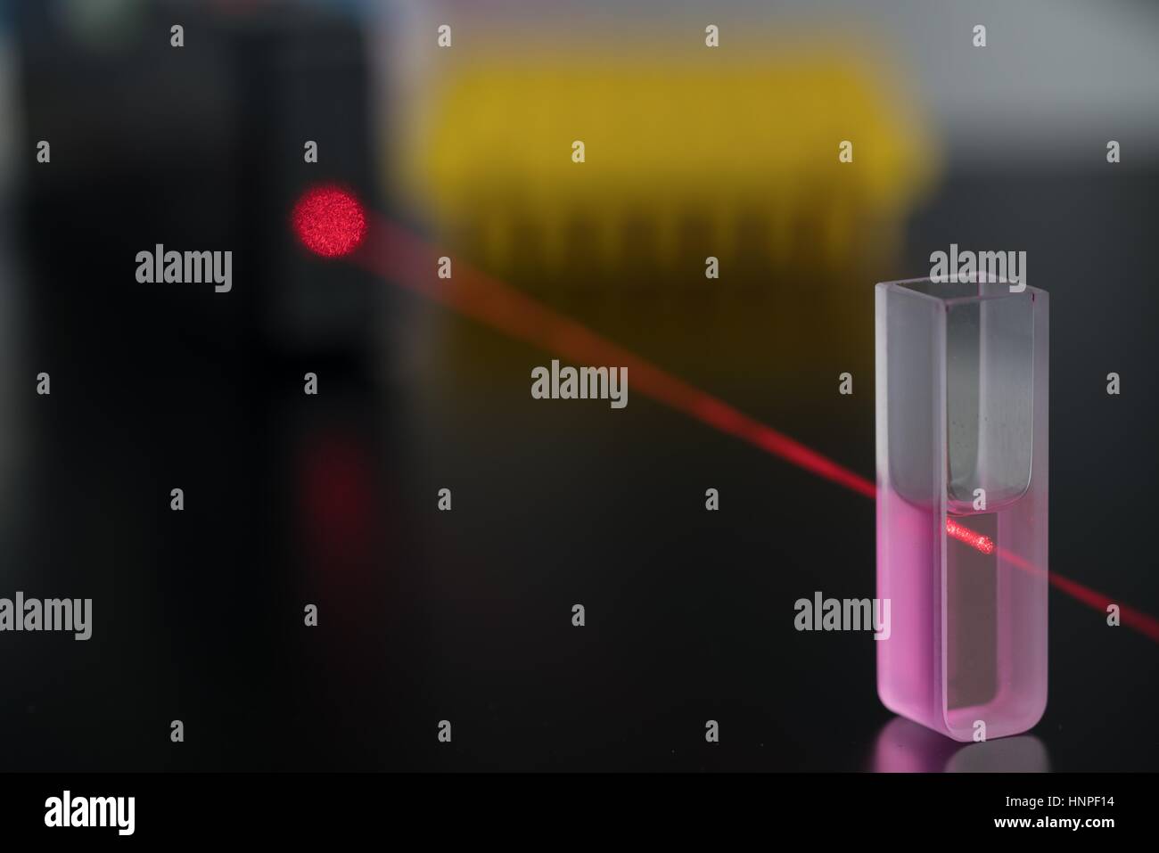 Cuvette de quartz pour chromatographie liquide rouge avec laser. Laboratoire de chimie physique Banque D'Images