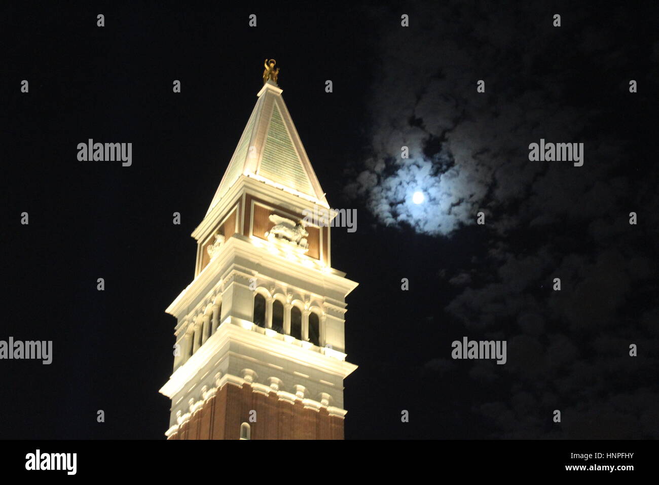 Campanile Venise illuminé sur la place San Marco de Las Vegas avec lumière de lune derrière les nuages Banque D'Images