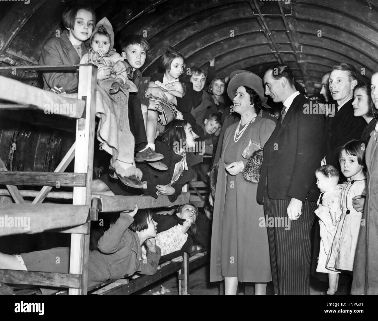 La reine Elizabeth la reine mère visiter le Nord Southwark abri profond le 14 novembre 1940 Banque D'Images