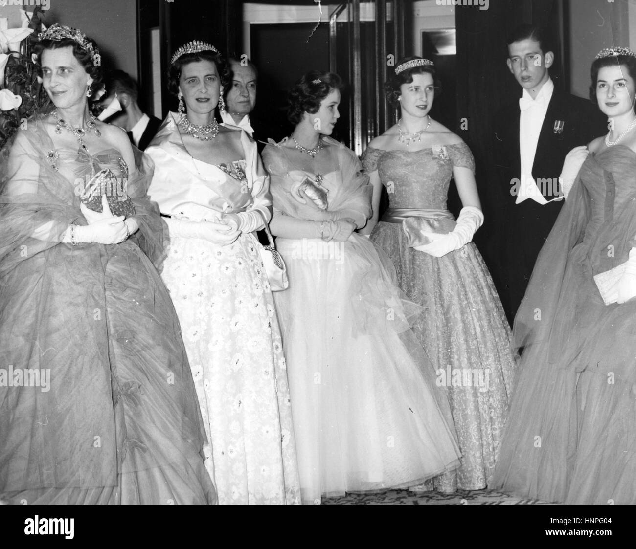 La princesse Alexandra, l'honorable lady Ogilvy, troisième de droite à côté de son futur mari Angus Ogilvy à la réception de mariage de la princesse Maria Pia en Italie en 1955 Banque D'Images