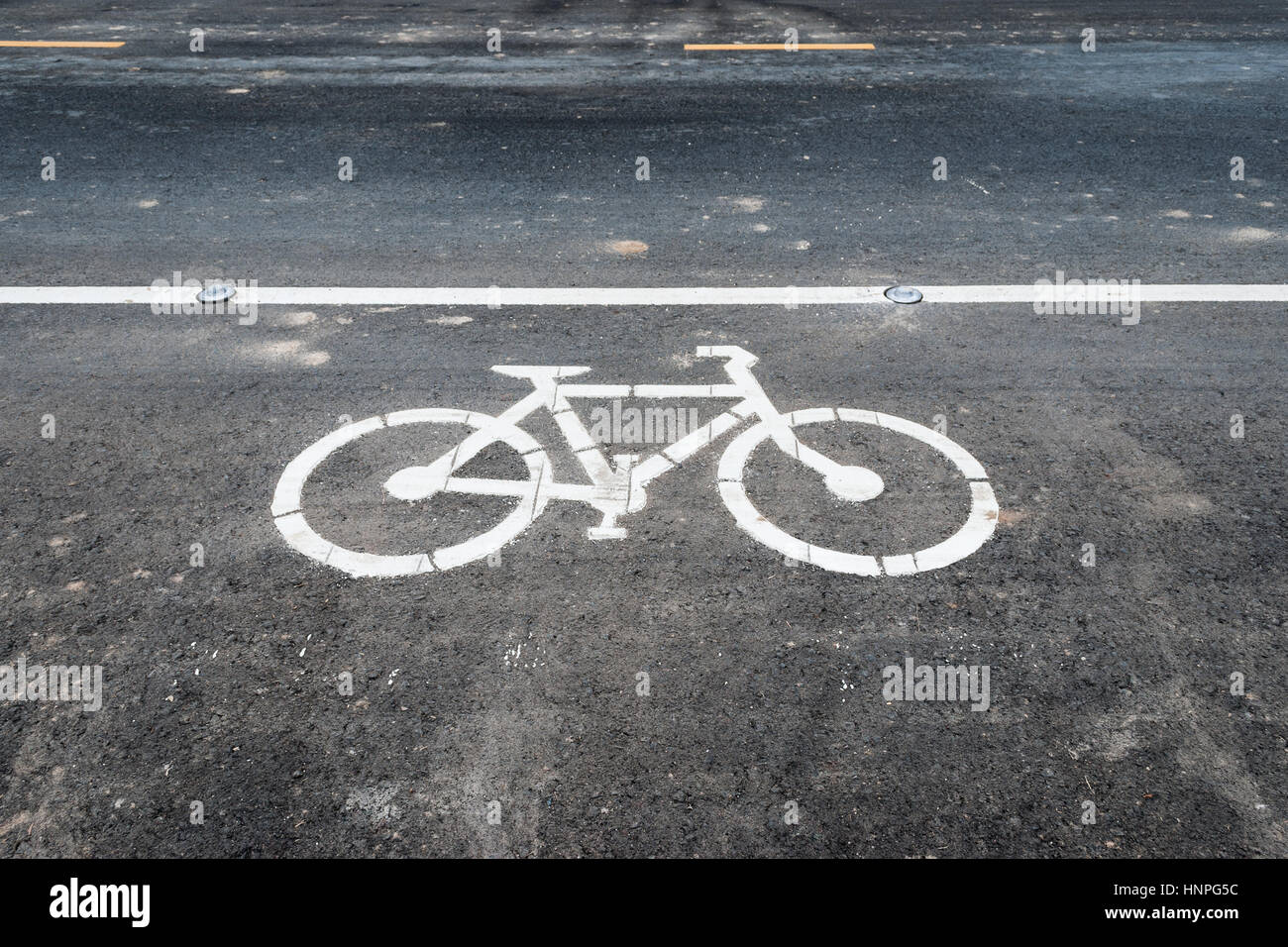 Location Lane signe sur la route d'asphalte Banque D'Images