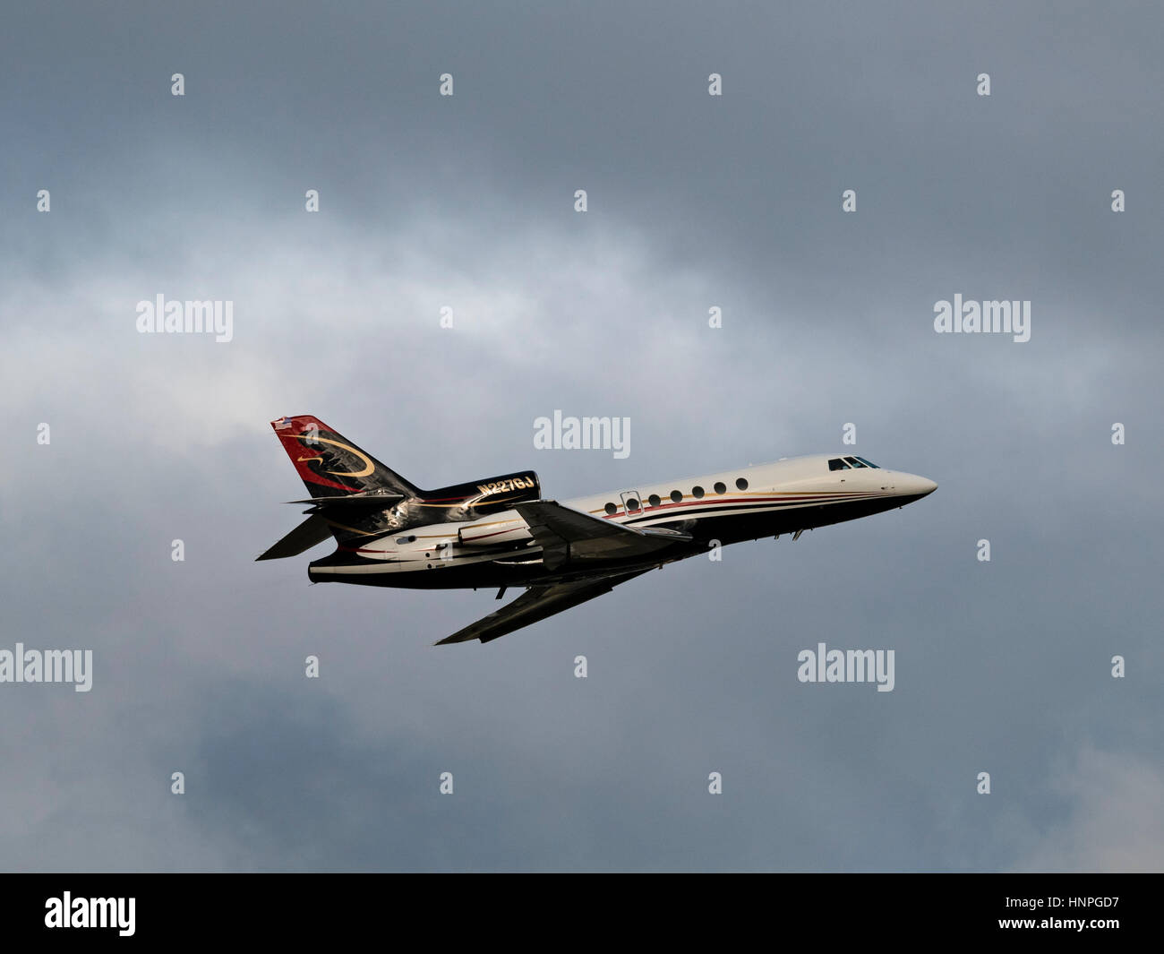 Un Dassault Falcon 50 (N227GJ) jet d'affaires privé airborne après le décollage de l'Aéroport International de Vancouver.L'aéronef est immatriculé à noir Fa Banque D'Images