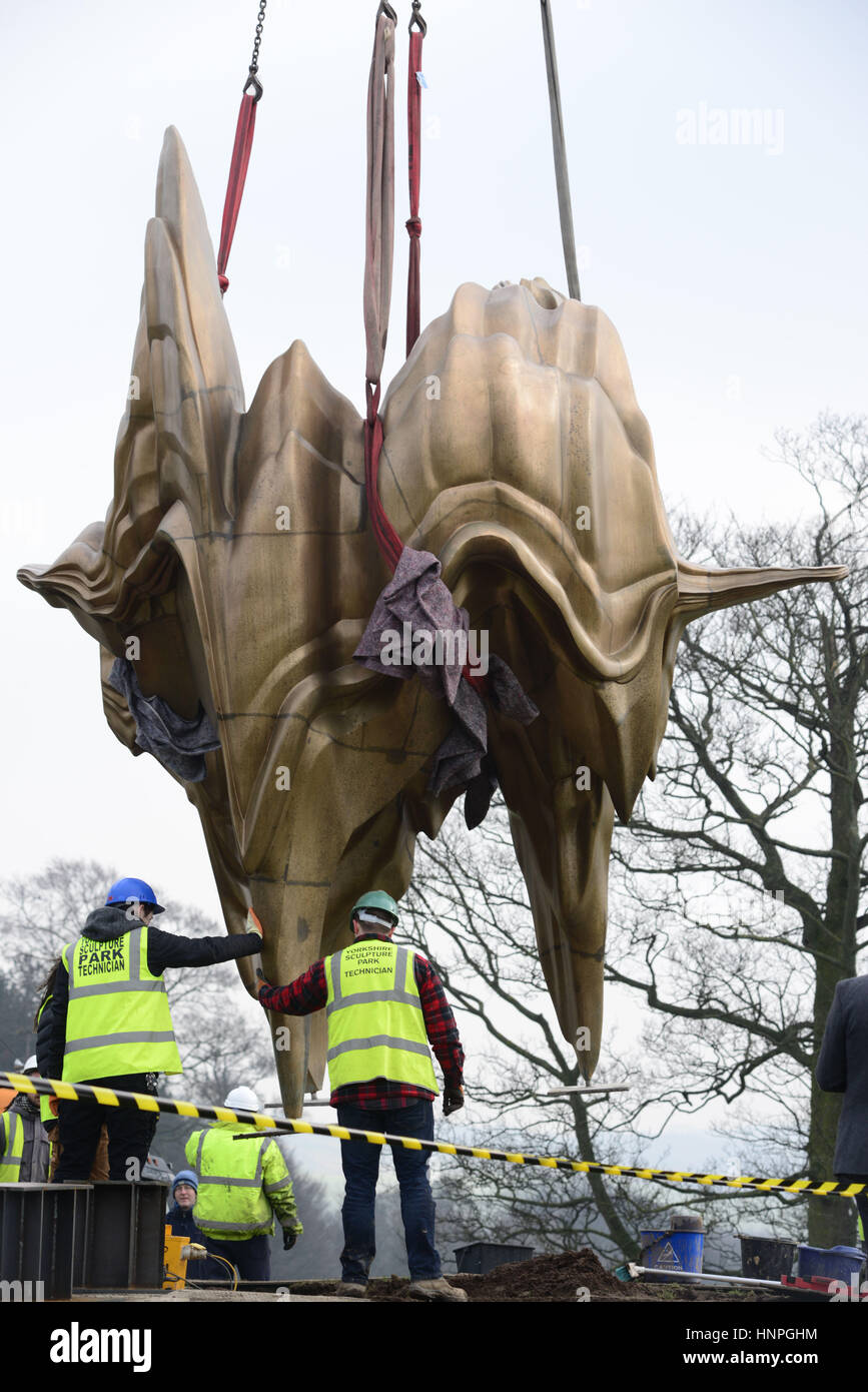 Yorkshire Sculpture Park techniciens sont indiqués l'installation d'une sculpture en bronze de 7 tonne par le sculpteur Tony Cragg. Banque D'Images