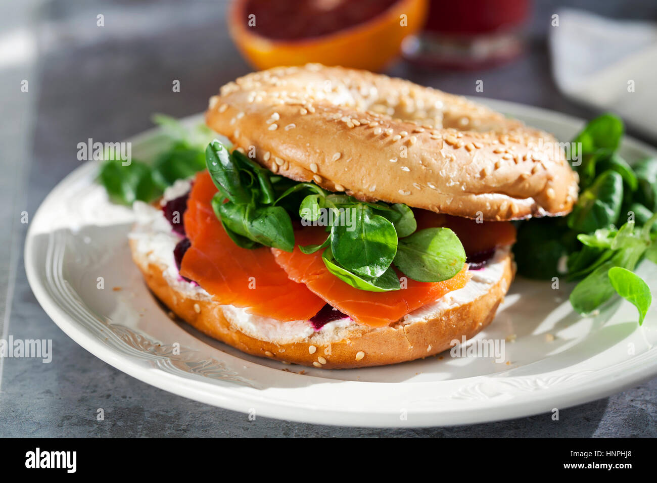 Bagel au fromage à la crème, saumon fumé et betteraves Banque D'Images