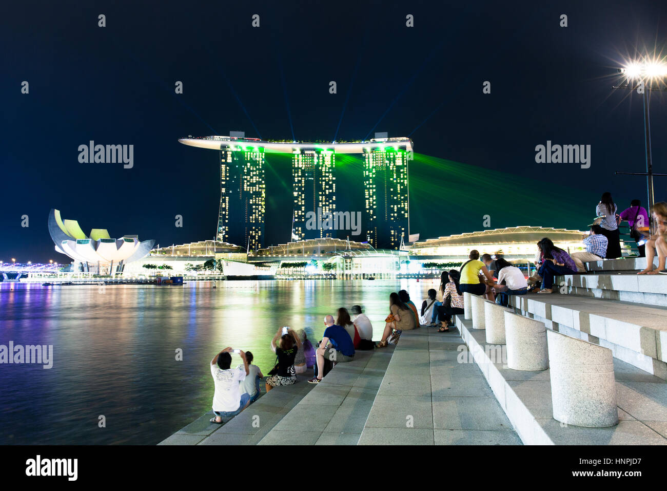 Regarder les gens la nuit show laser sur Marina Bay Sands Hotel au 15 juillet 2013. Banque D'Images