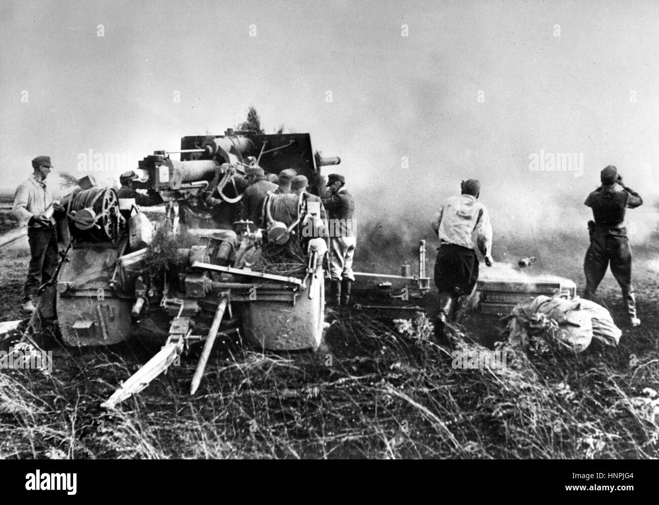 L'image de propagande nazie montre une lourde artillerie anti-aérienne allemande Wehrmacht en action dans une bataille en dehors de Stalingrad (aujourd'hui Volgograd). Pris en octobre 1942. Fotoarchiv für Zeitgeschichte - PAS DE SERVICE DE FIL - | utilisation dans le monde entier Banque D'Images