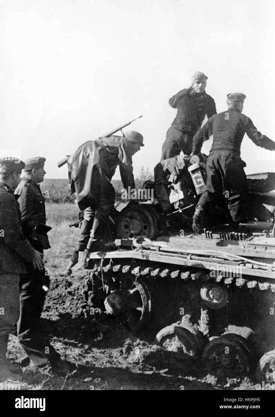 L'image de propagande nazie montre des troupes tank allemandes Wehrmacht sur le front de l'est. Pris le 1941 octobre. Un journaliste d'état nazi a écrit au contraire de l'image sur 22.10.1941, "la zone de combat dans l'est. Un envoi de motos ne pouvait pas se déplacer plus loin sur un sol boueux. Il a été rapidement résolu de charger sa moto sur le réservoir, qui la transportera jusqu'à ce qu'elle puisse poser ses roues sur un sol plus solide. » Fotoarchiv für Zeitgeschichte - PAS DE SERVICE DE FIL - | utilisation dans le monde entier Banque D'Images