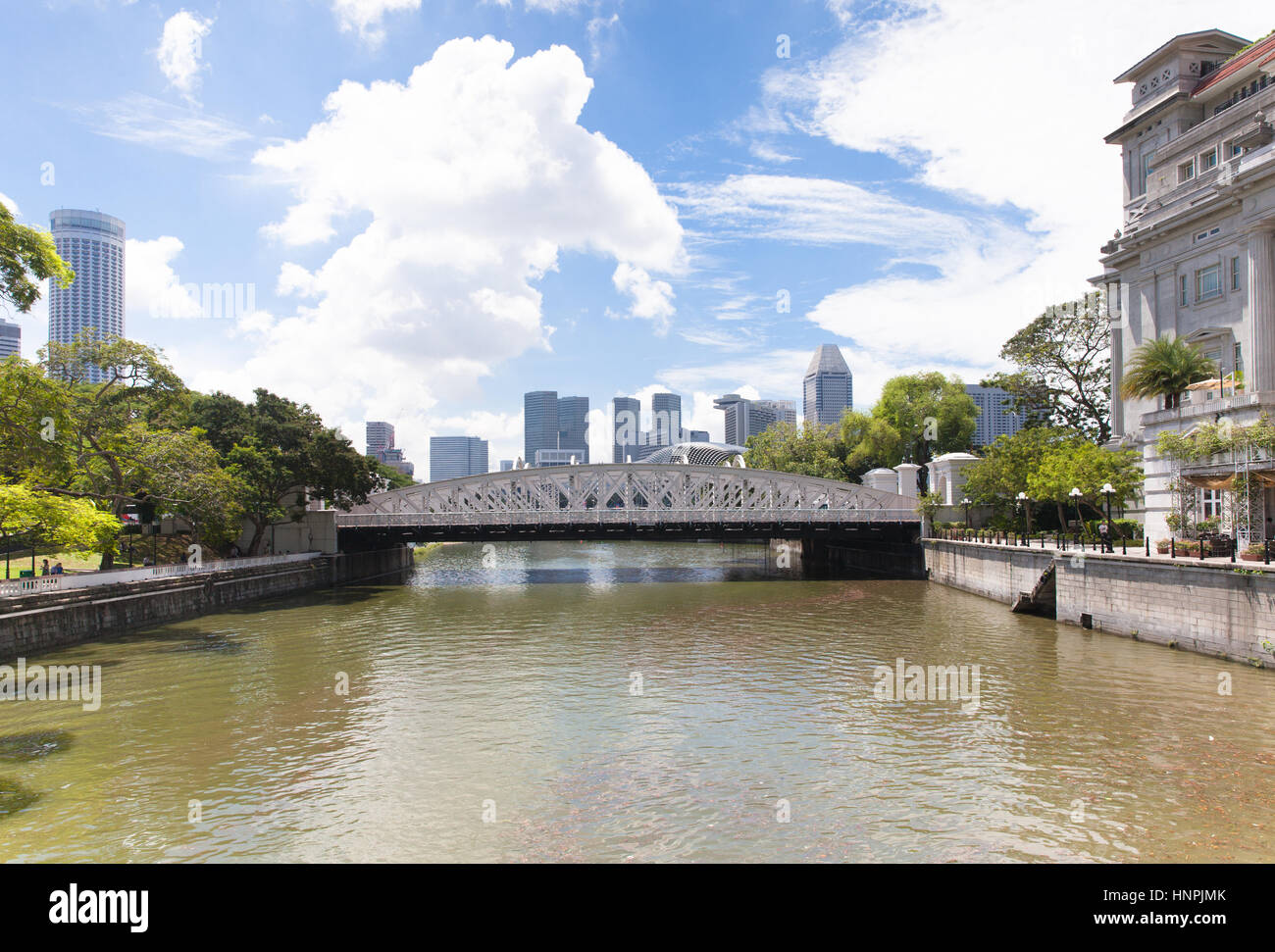Vue de jour de la rivière Singapour avec des gratte-ciel de la CDB sur l'arrière-plan, à Singapour. Banque D'Images