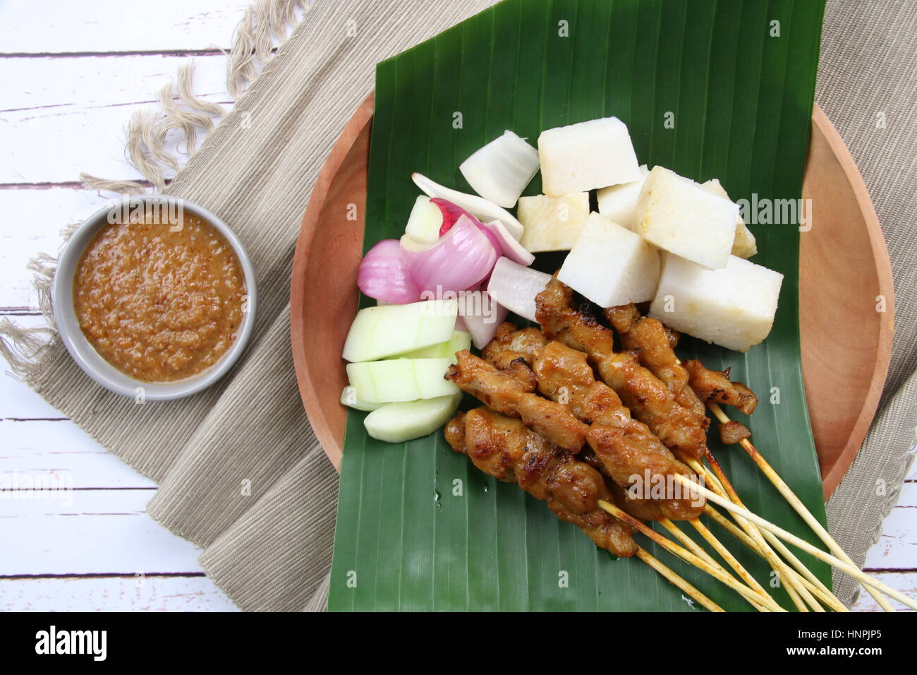 Satay de poulet. Grillades populaires à Singapour et en Malaisie, servi avec sauce aux cacahuètes, gâteau de riz, concombre et l'échalote. Banque D'Images