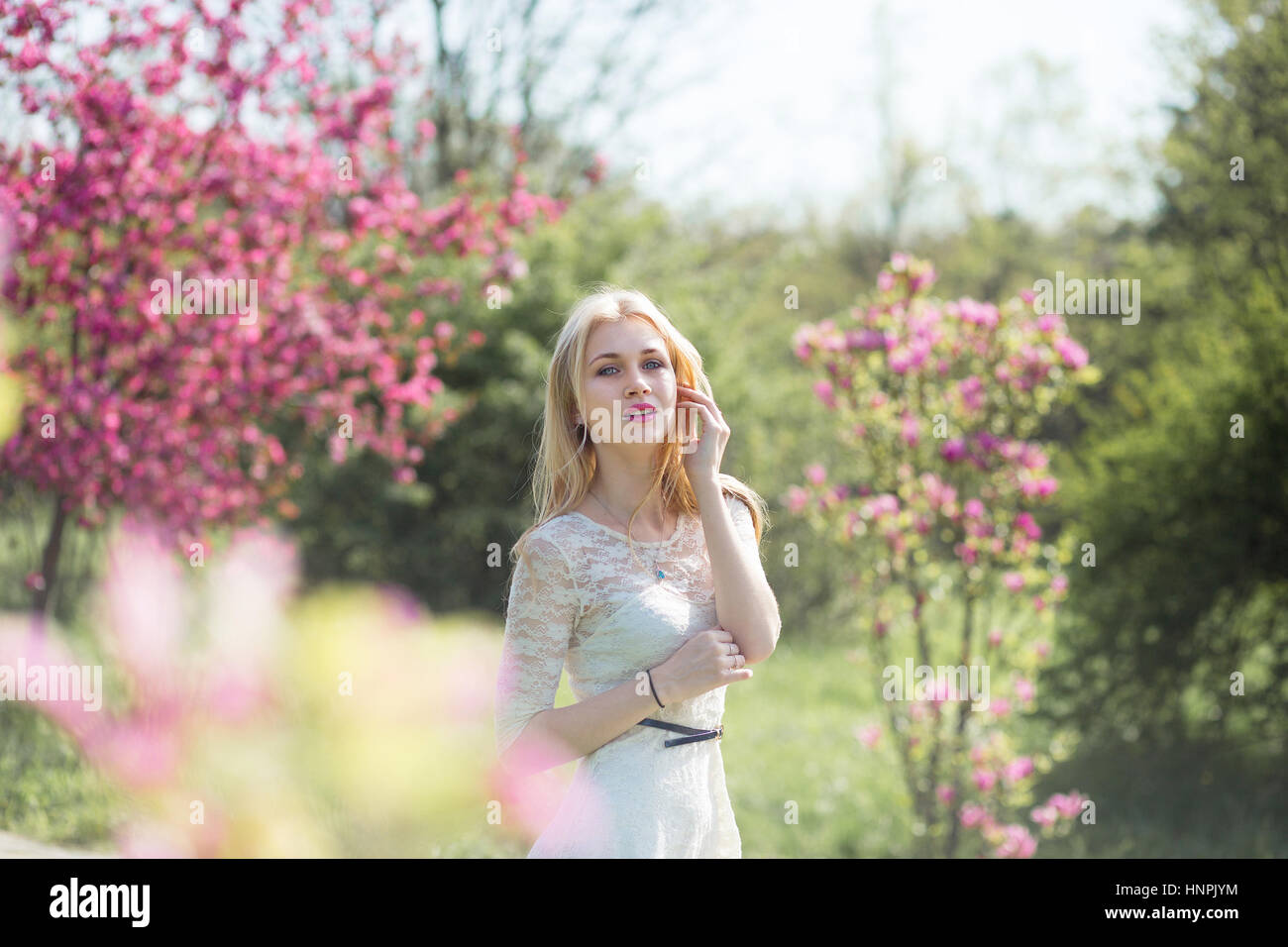 Belle fille de printemps en fleurs jardin Banque D'Images