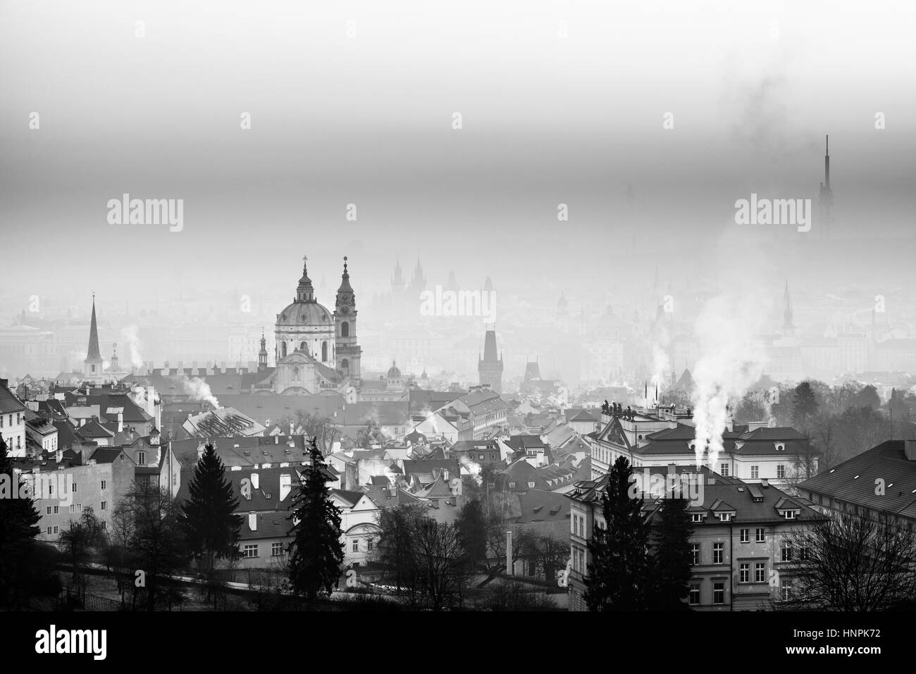 L'église de Saint Nicolas, le lever du soleil sur la Bohême, Prague, République Tchèque, Europe Banque D'Images