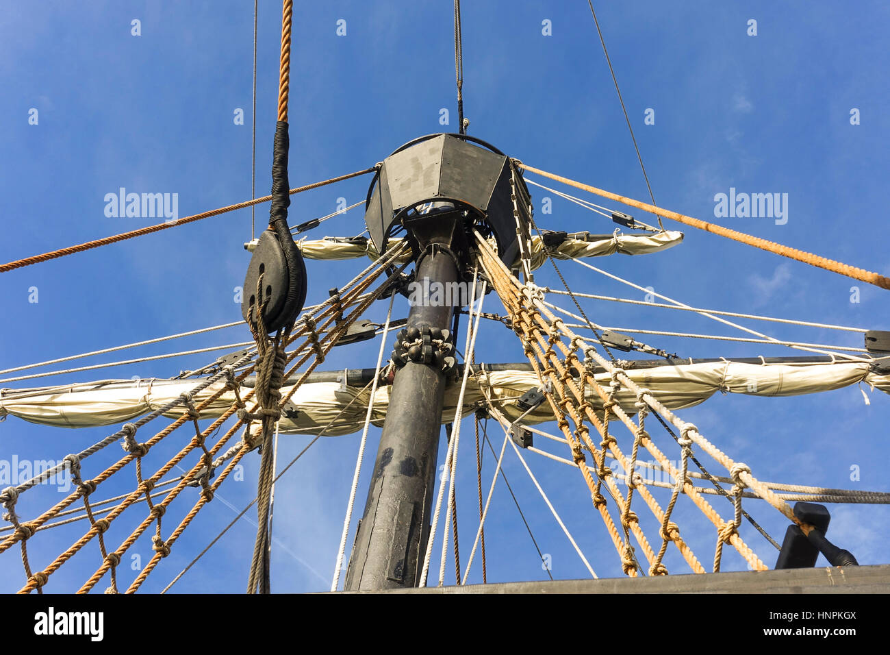 Crow's Nest de répliques de vieux galion espagnol, Nao Victoria, navire, navire, bateau du 16ème siècle dans le port de Malaga. Banque D'Images