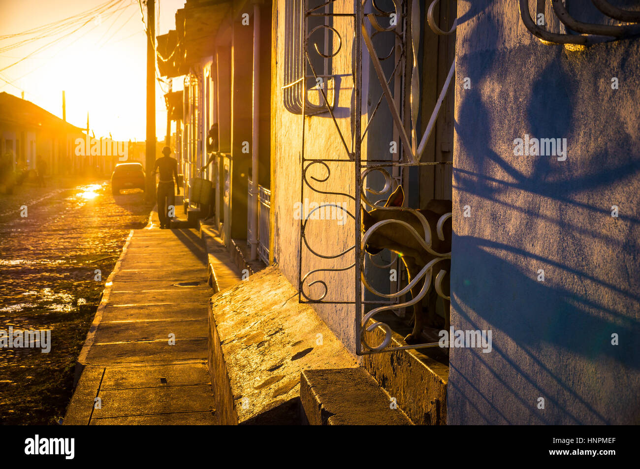 Rue cubaine au coucher du soleil à Trinité Banque D'Images