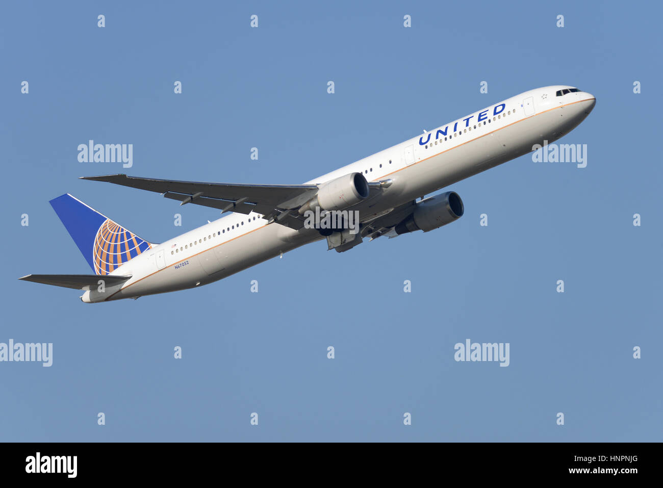 United Airlines Boeing 767-424ER N67052 décollant de l'aéroport Heathrow de Londres, dans le ciel bleu Banque D'Images