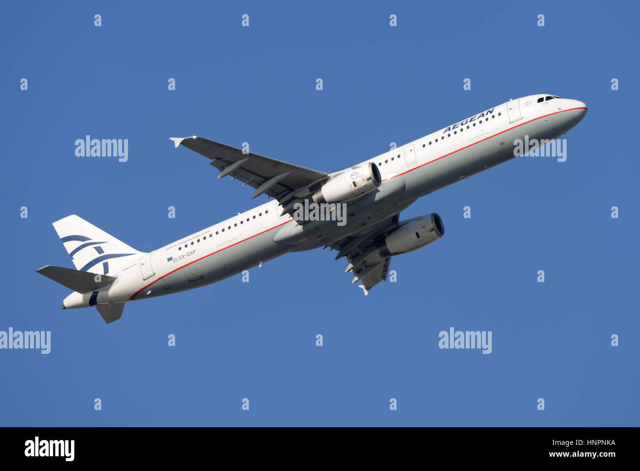 Aegean Airlines Airbus A321-232 SX-DVP décollant de l'aéroport Heathrow de Londres, dans le ciel bleu Banque D'Images