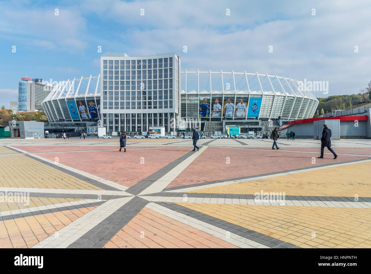 Kiev, Ukraine - le 20 octobre 2016 : les piétons en face du stade olympique (NSC Olimpiysky) à Kiev, Ukraine. Banque D'Images