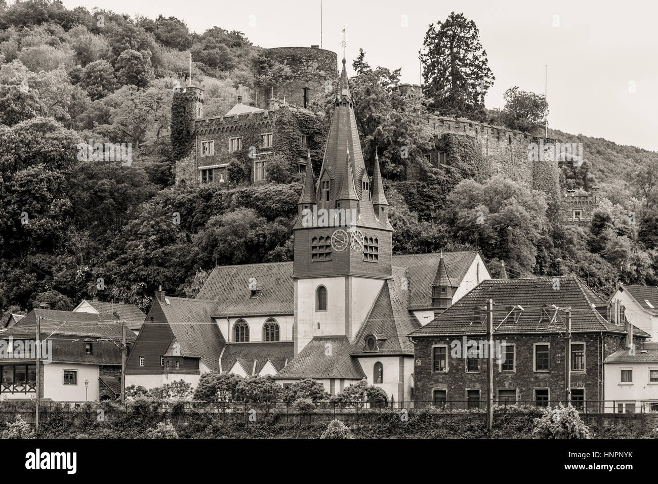 Village Niederheimbach dans le patrimoine mondial de l'espace de la vallée du Rhin par temps nuageux. La photographie en noir et blanc, sépia. Banque D'Images