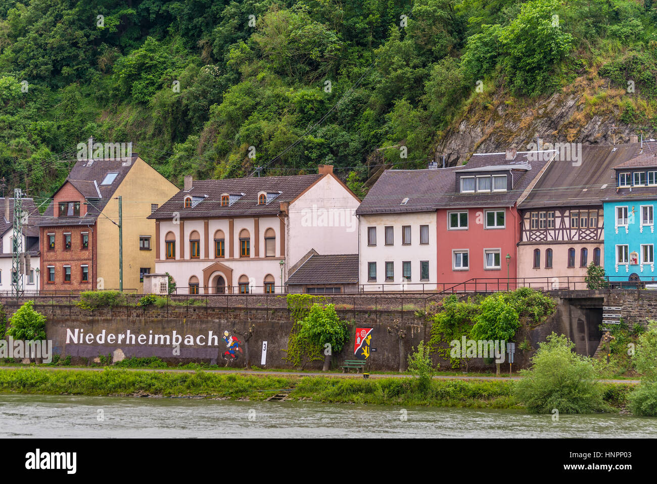 Niederheimbach, Allemagne - le 23 mai 2016 : Niederheimbach village dans la région au patrimoine mondial de l'Unesco de la vallée du Rhin par temps nuageux. Banque D'Images