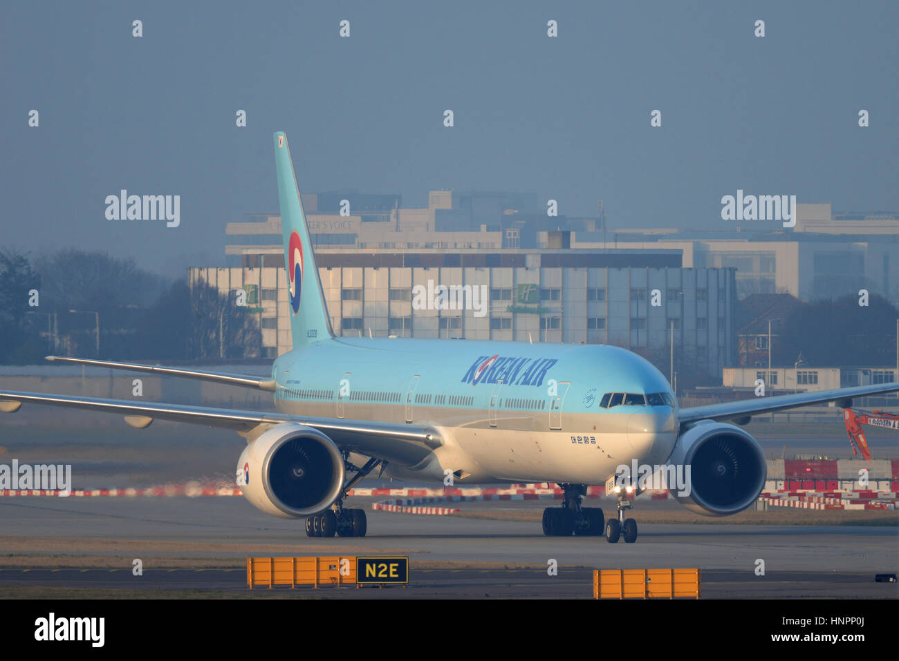 Korean Air Boeing 777-3B5ER HL8208 en circulation au sol après l'arrivée à l'aéroport Heathrow de Londres Banque D'Images