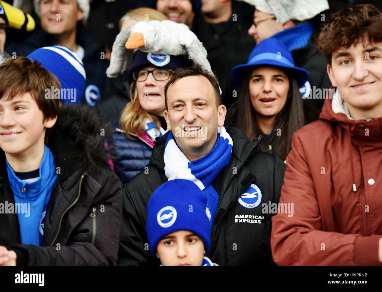 Le président du Brighton Football Club Tony Bloom parmi les fans avec sa femme Lindaduring le Sky Bet Championship match entre Brentford et Brighton et Hove Albion au Griffin Park à Londres. 5 février 2017.photo Simon Dack / images téléphoto. Usage éditorial exclusif. Pas de merchandising. Pour Football images, les restrictions FA et premier League s'appliquent inc. aucune utilisation d'Internet/mobile sans licence FAPL - pour plus de détails, contactez Football Dataco Banque D'Images