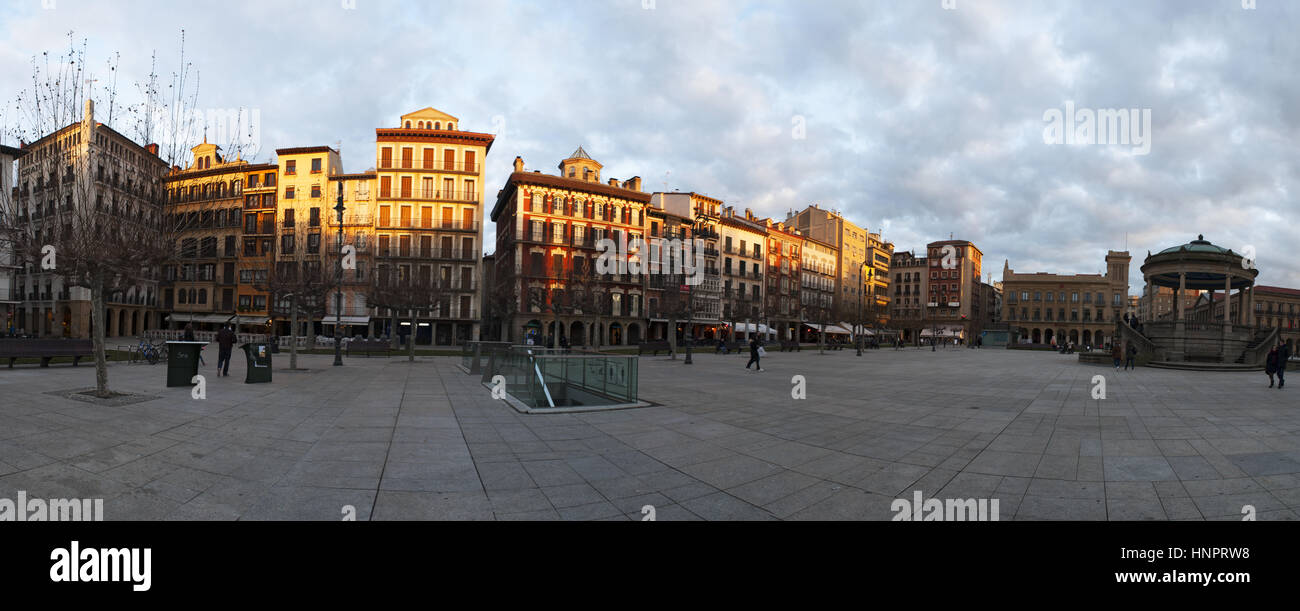 Pays Basque : vue sur la Plaza del Castillo, la Place du Château, le centre nerveux de la ville de Pampelune, qui a été voie aux corridas jusqu'en 1844 Banque D'Images